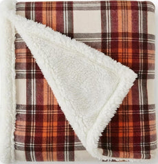 Eddie Bauer vista frontal de la manta sherpa con diseño a cuadros, aporta calidez decorativa