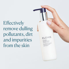 ELEMIS textura en gel sobre mano que muestra suavidad y exfoliación