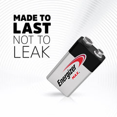 Energizer pila 9V en detector de humo instalándose para seguridad doméstica