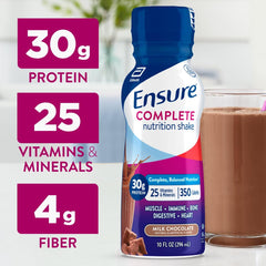 Persona bebiendo Ensure Chocolate tras entrenamiento para recuperación rápida