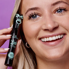 Essence aplicación sobre ojos demostrando definición y efecto pestañas postizas