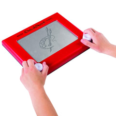 Etch A Sketch mano dibujando en la pantalla demostrando coordinación y concentración