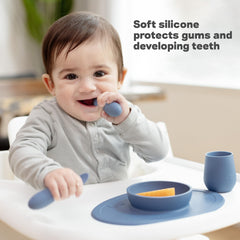 ezpz tiny spoon comparación de tamaño con utensilio adulto, escala clara