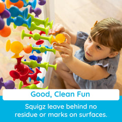 Fat Brain Toys Squigz construcciones en una ventana demostrando creatividad y uso en superficies lisas