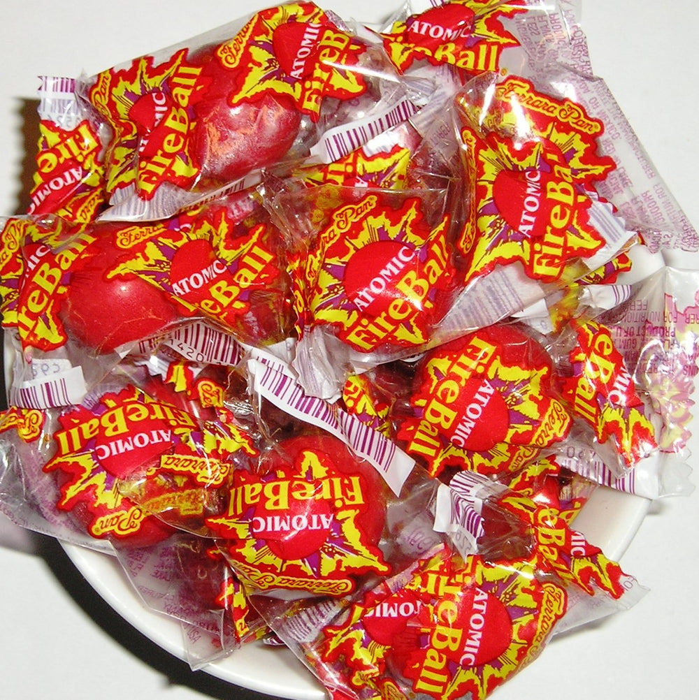 Ferrara ATOMIC FireBall frente del empaque mostrando cantidad y diseño llamativo