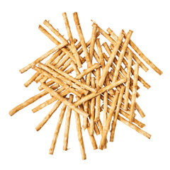 Perro pequeño mordiendo Twist Stix Fieldcrest Farms para entretenimiento y limpieza dental