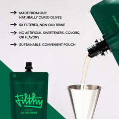 Filthy Food en uso vertiendo salmuera en copa para martini, facilita mixología