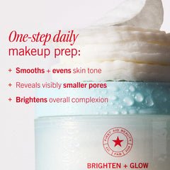 First Aid Beauty pad aplicado en mejilla mostrando limpieza y suavidad