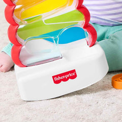 Fisher-Price bebé colocando aro desarrolla coordinación mano-ojo