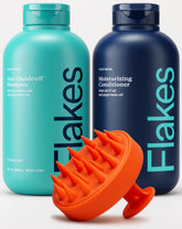 Flakes set frontal con champú, acondicionador y masajeador mostrando diseño y limpieza