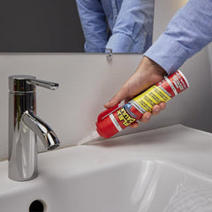 Flex Seal aplicado en junta de bañera para sellado resistente al agua