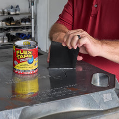Flex Tape aplicada sellando una fuga en tubería, reparación instantánea confiable