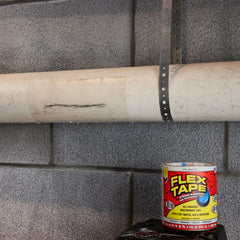 Rollo de Flex Tape adherido bajo el agua sellando una grieta, muestra resistencia en entornos acuáticos