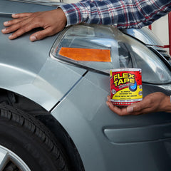 Detalle del respaldo de goma de Flex Tape mostrando textura gruesa y flexibilidad para conformar superficies