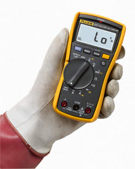 Fluke 117 pantalla retroiluminada mostrando lecturas claras en oscuridad