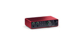 Focusrite Scarlett 2i2 vista frontal mostrando controles y entradas, alta calidad de captura