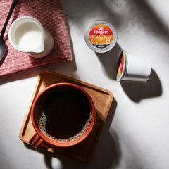 Folgers cápsula en mano para mostrar tamaño y facilidad de uso
