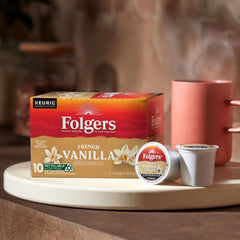 Folgers taza servida con French Vanilla mostrando crema y color, placer inmediato en casa