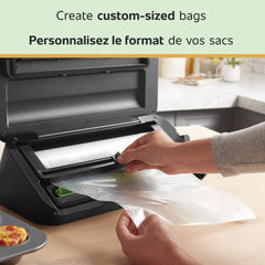 FoodSaver rollo mostrando escala en mano ahorro de espacio