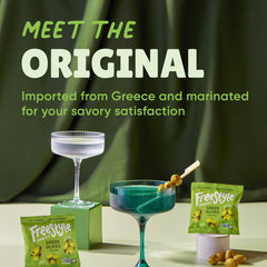 Freestyle Snacks sobre en mano para comparar tamaño, práctico y portátil