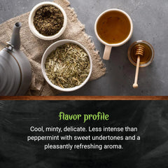 Frontier Co-op hojas infusionándose en taza de té para una bebida fresca