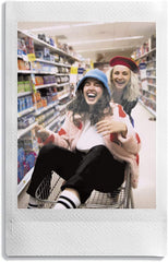 Fujifilm: película saliendo de cámara Instax Mini, revela fotos rápidamente