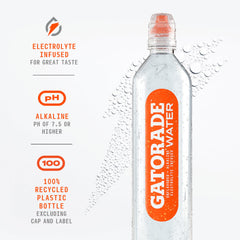 Gatorade botella en mano durante entrenamiento, hidratación práctica sobre la marcha