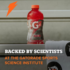 Gatorade en mochila deportiva durante entrenamiento, reabastece electrolitos