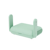 GL.iNet Beryl 7 frontal con enchufe mostrando diseño compacto y movilidad