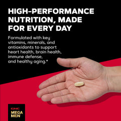 GNC caplet de Mega Men 50 Plus en mano para comparar tamaño y conveniencia diaria