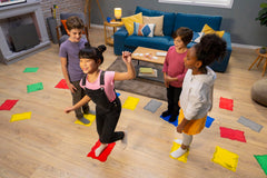 Goliath niños jugando y saltando entre losetas fomentando actividad física