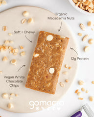 GoMacro barra en mano tras entrenamiento para un snack proteico práctico