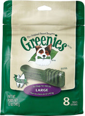 Greenies masticado por perro mostrando acción de limpieza y frescura de aliento