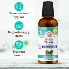 GuruNanda persona usando enjuague oil pulling, rutina oral preventiva eficaz