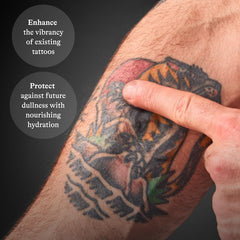 Harry's Tattoo Frost tubo junto a mano para comparar tamaño y portabilidad