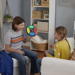 Hasbro Gaming Simon en mano demostrando tamaño portátil y ergonomía cómoda