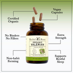 Herbal Roots persona tomando cápsula por la noche para apoyar la relajación