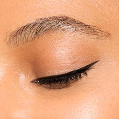 Honest Beauty aplicación en párpado demostrando control y definición