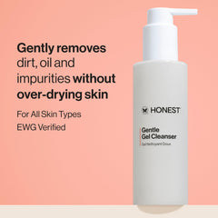 Honest Beauty textura en gel entre dedos, muestra limpieza sin resecar