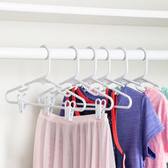 Honey-Can-Do detalle del clip ajustable que sujeta sin marcar ropa