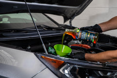 Hot Shot's Secret llenando cárter del motor, mejora circulación de aceite