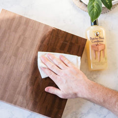 HOWARD primer plano textura del aceite penetra la madera y nutre