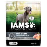 IAMS frente del paquete pollo y salmón mostrando la marca y beneficios visibles