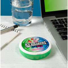 Ice Breakers lata en mano mostrando tamaño portátil y conveniencia