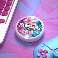 Ice Breakers lata en mano para comparar tamaño y transporte fácil