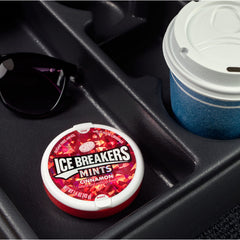 Ice Breakers menta en mano mostrando tamaño práctico y fácil uso