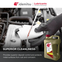 Botella Idemitsu ATF siendo vertida en la transmisión, uso fácil y protección instantánea