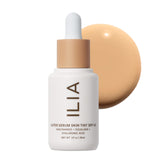 ILIA Super Serum Skin Tint frente del envase mostrando el diseño y beneficio de protección
