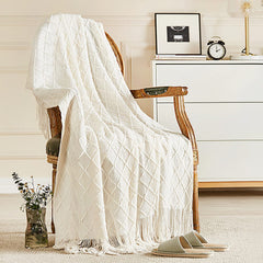inhand vista frontal de la manta off white mostrando diseño decorativo