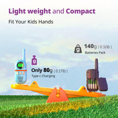 Inspireyes niños usando walkie talkies en parque para juegos y coordinación